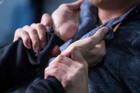 20 yaşlı gənci döyüb kəsici alətlə xəsarət yetirdilər – Gəncədə hadisə