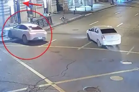 Bakıda avtomobil işıqfora çırpıldı - VİDEO