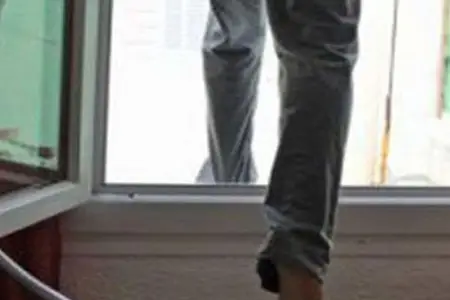 Bakıda dəhşətli hadisə - Kişi binanın damından yıxıldı