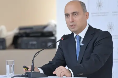 Emin Əmrullayev direktoru işdən çıxardı - FOTO