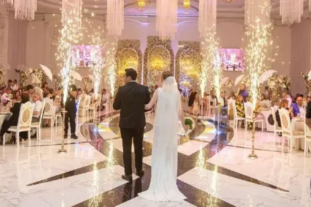 Kartdan 1400 manat oğurladı, toya pul yazdırdı