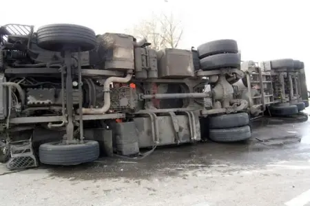 Yük maşınının altında qalaraq öldü