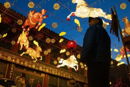 "Alovlu it" ili başladı: Çin küçələri qırmızıya boyandı – FOTOLAR