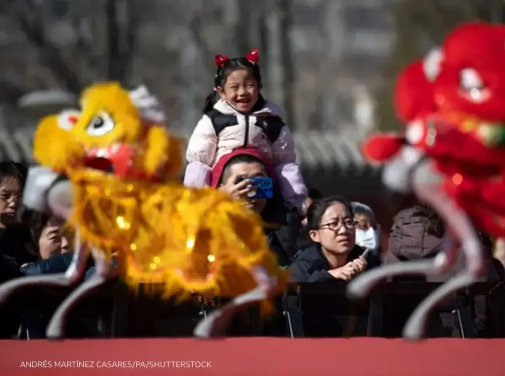 "Alovlu it" ili başladı: Çin küçələri qırmızıya boyandı – FOTOLAR