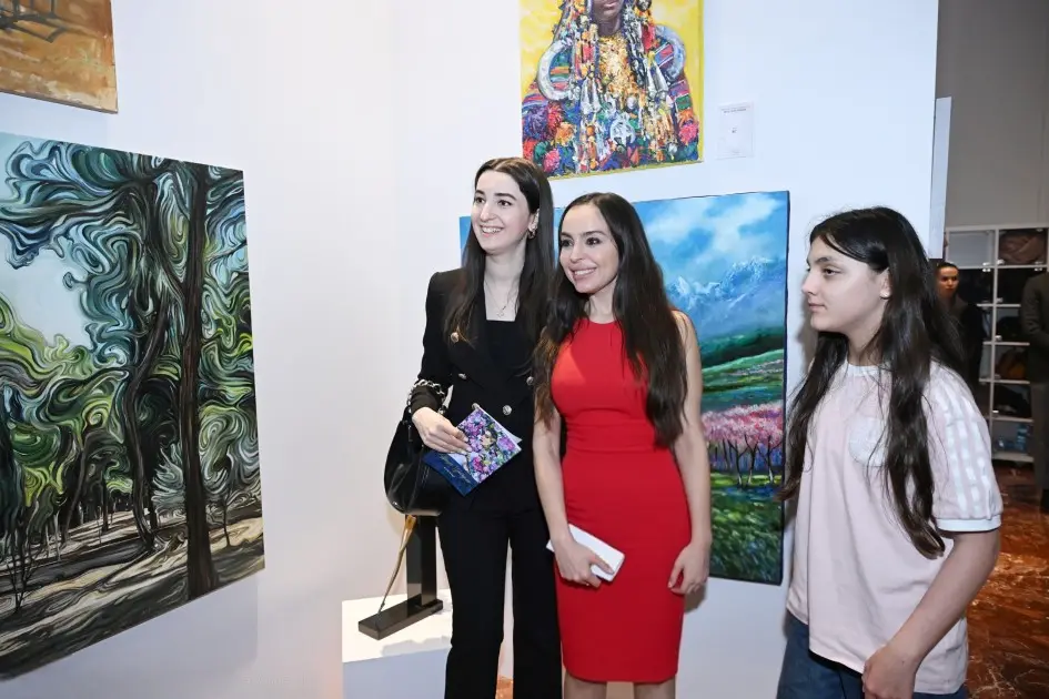 Leyla və Arzu Əliyevalar "Ana təbiət" sərgisinin açılışında - FOTOLAR