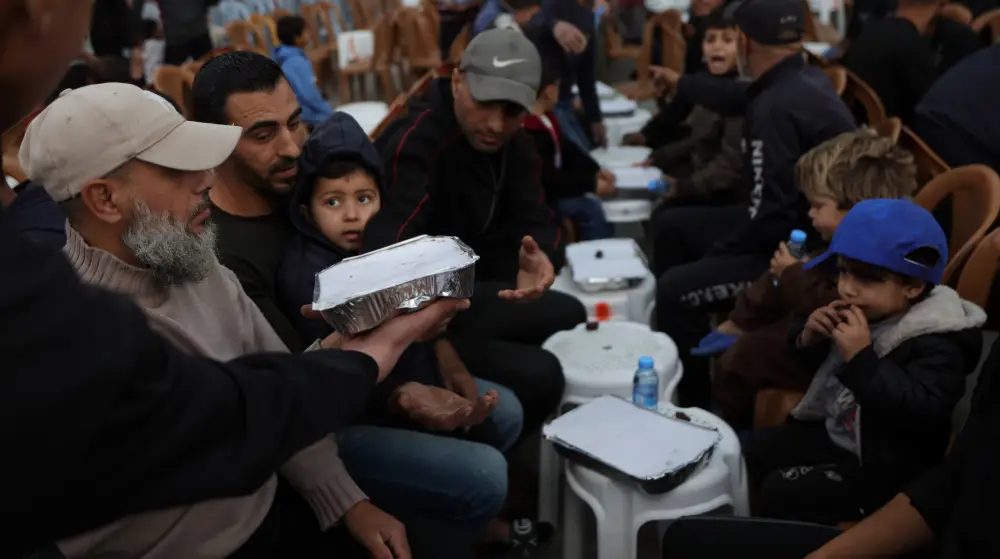 Dağıntılar arasında iftar: Qəzza sakinləri Ramazan sevinci yaşayır – FOTOLAR