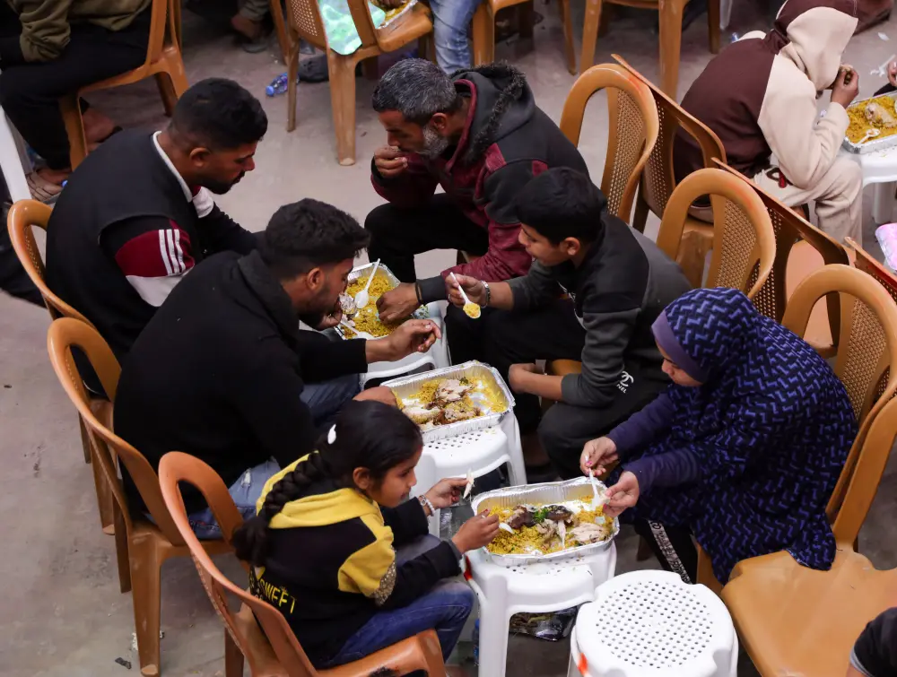 Dağıntılar arasında iftar: Qəzza sakinləri Ramazan sevinci yaşayır – FOTOLAR