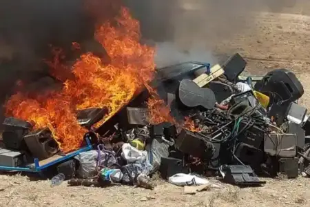 Musiqiyə qadağa qoyuldu, yüzlərlə alət yandırıldı - Bu ölkədə 