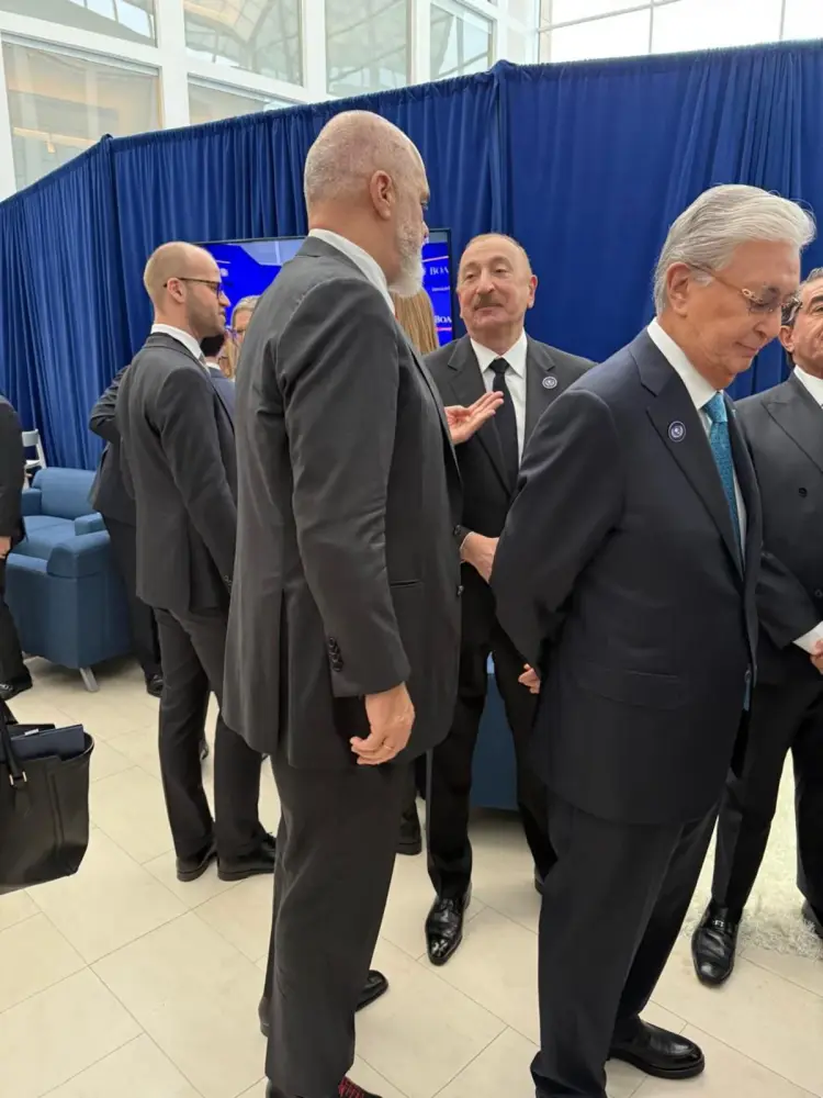 İlham Əliyev Vaşinqtonda bir sıra dövlətlərin liderləri və rəsmi şəxslərlə ayaqüstü görüşdü