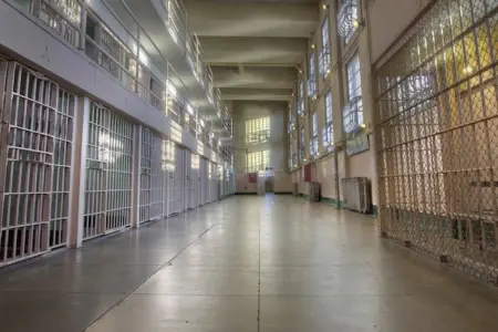 12 yaşlı şagirdlə gecə keçirən müəllimə həbs edildi - Bu ölkədə