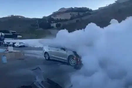 Badamdarda avtomobil yandı – VİDEO