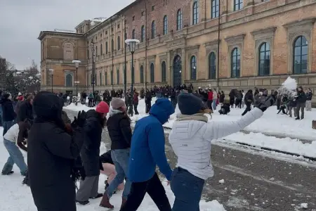 Münxendə qeyri-adi "qarşıdurma": insanlar bir-birinə, görün, nə atdılar