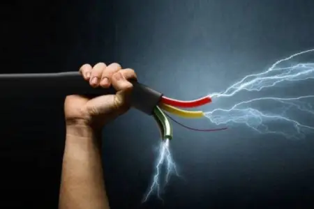 Elektrik naqilləri ilə oynayan yeniyetməni "tok" vurdu