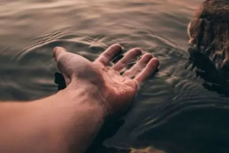 Keçmiş prokurorun meyiti çaydan tapıldı - Bu ölkədə