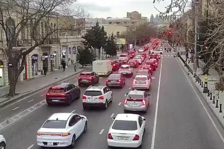 Həftənin ilk günü bir sıra yollarda nəqliyyatın sıxlığı yarandı
