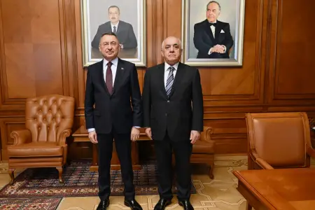 Əli Əsədov Fuad Oqtayla görüşdü