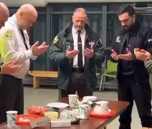 Polislərlə Ramazan süfrəsində görüntüləri gündəm oldu - Foto 