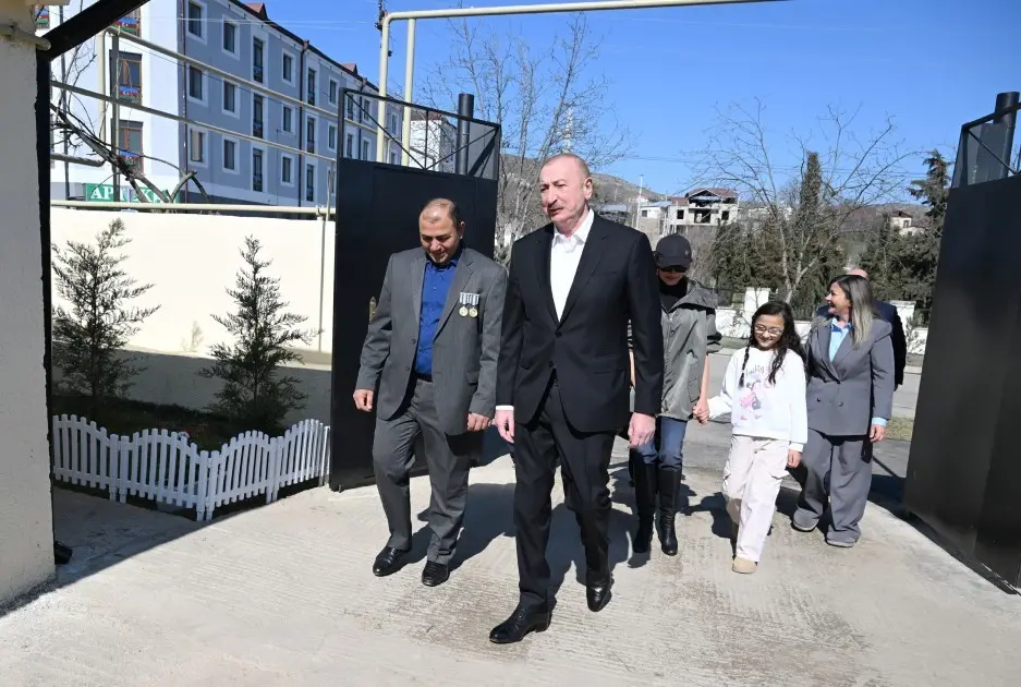 Prezident Xocavənd şəhərində görülmüş işlərlə tanış oldu, sakinlərlə görüşdü