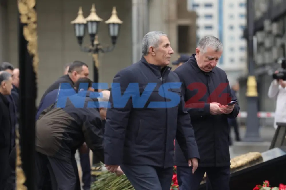 Rəsmilər Xocalı soyqırımı abidəsini ziyarət etdilər 