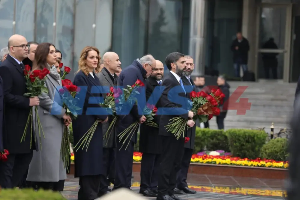 Rəsmilər Xocalı soyqırımı abidəsini ziyarət etdilər 