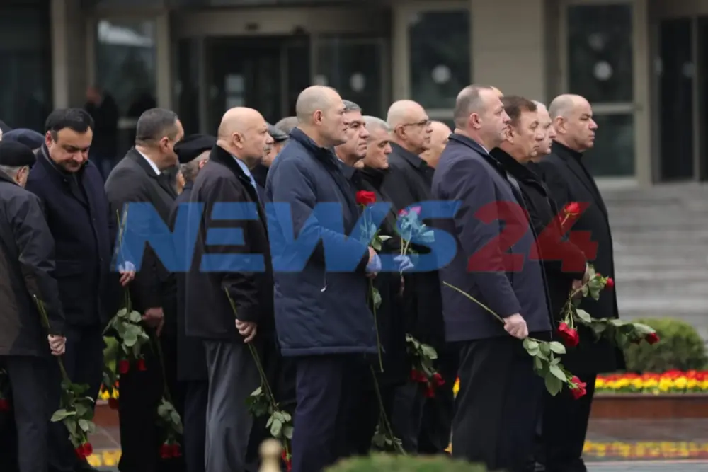 Rəsmilər Xocalı soyqırımı abidəsini ziyarət etdilər 