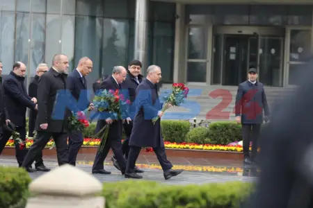 Rəsmilər Xocalı soyqırımı abidəsini ziyarət etdilər 