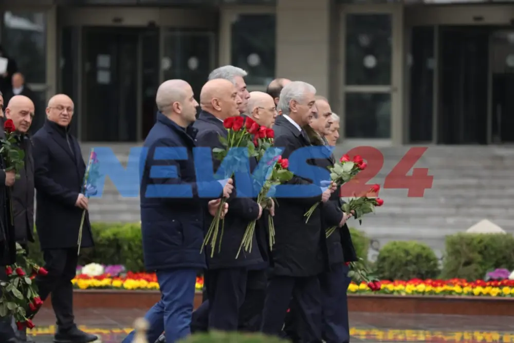 Rəsmilər Xocalı soyqırımı abidəsini ziyarət etdilər 