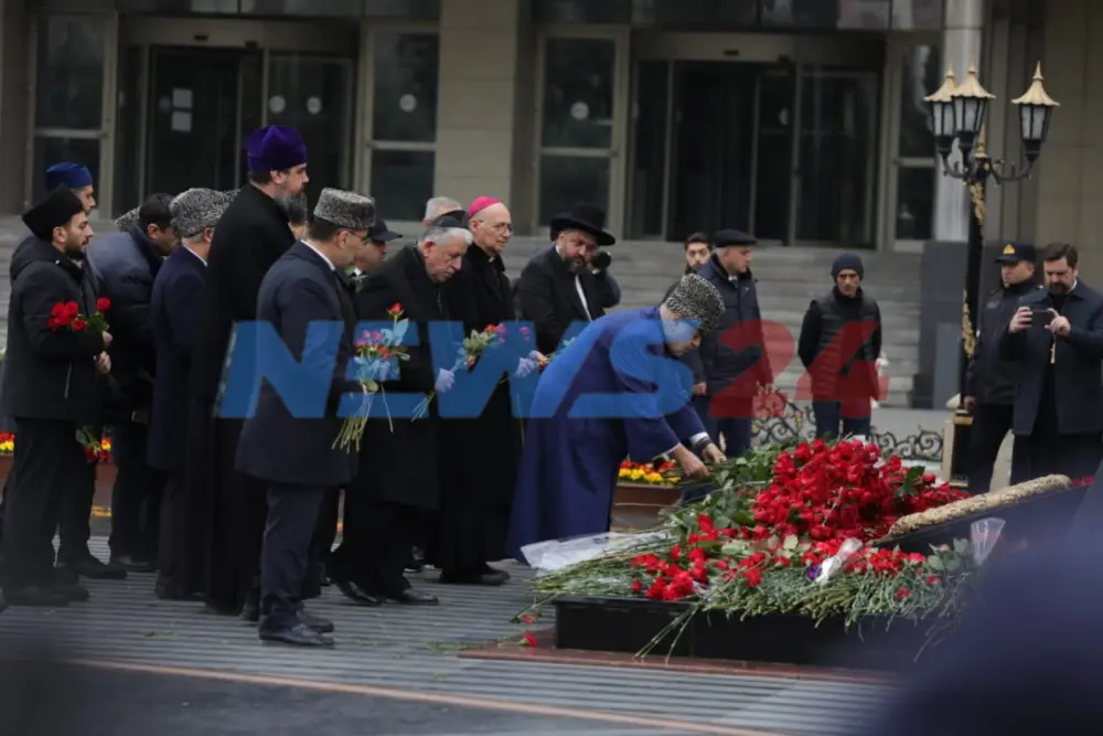 Rəsmilər Xocalı soyqırımı abidəsini ziyarət etdilər 