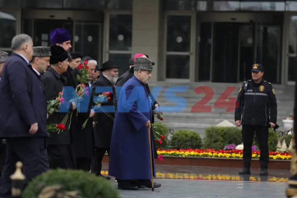 Rəsmilər Xocalı soyqırımı abidəsini ziyarət etdilər 