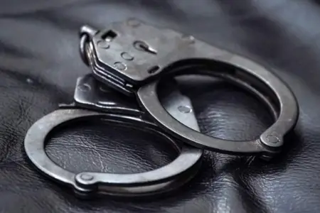 1 yaşlı övladının meyitini uşaq arabasında gəzdirən ana həsb edildi