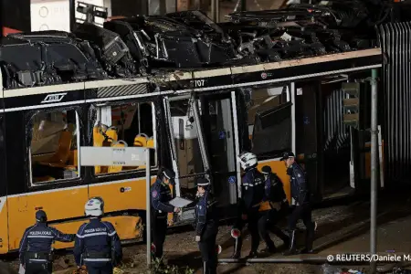 Tramvay relsdən çıxdı: ölənlər var – Bu ölkədə