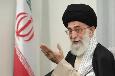 KİV: Xamenei öldürüldü, meyiti tapıldı