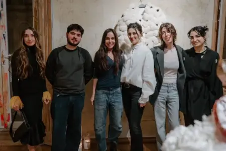 Prezidentin qızı və gəlini sərgidə - FOTOLAR