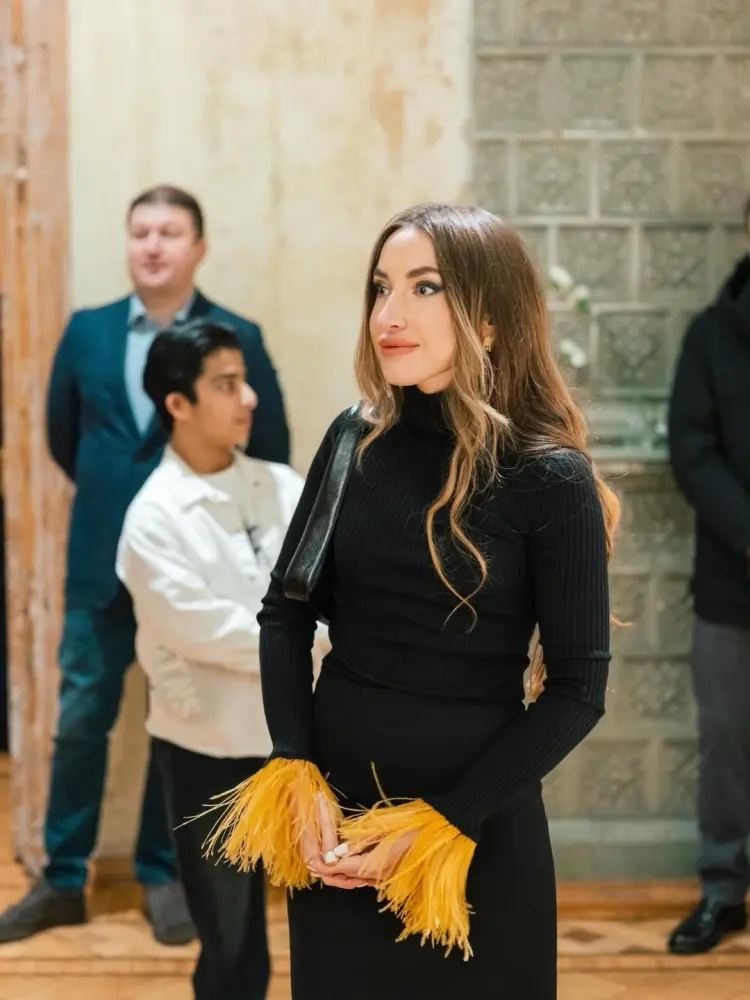 Prezidentin qızı və gəlini sərgidə - FOTOLAR