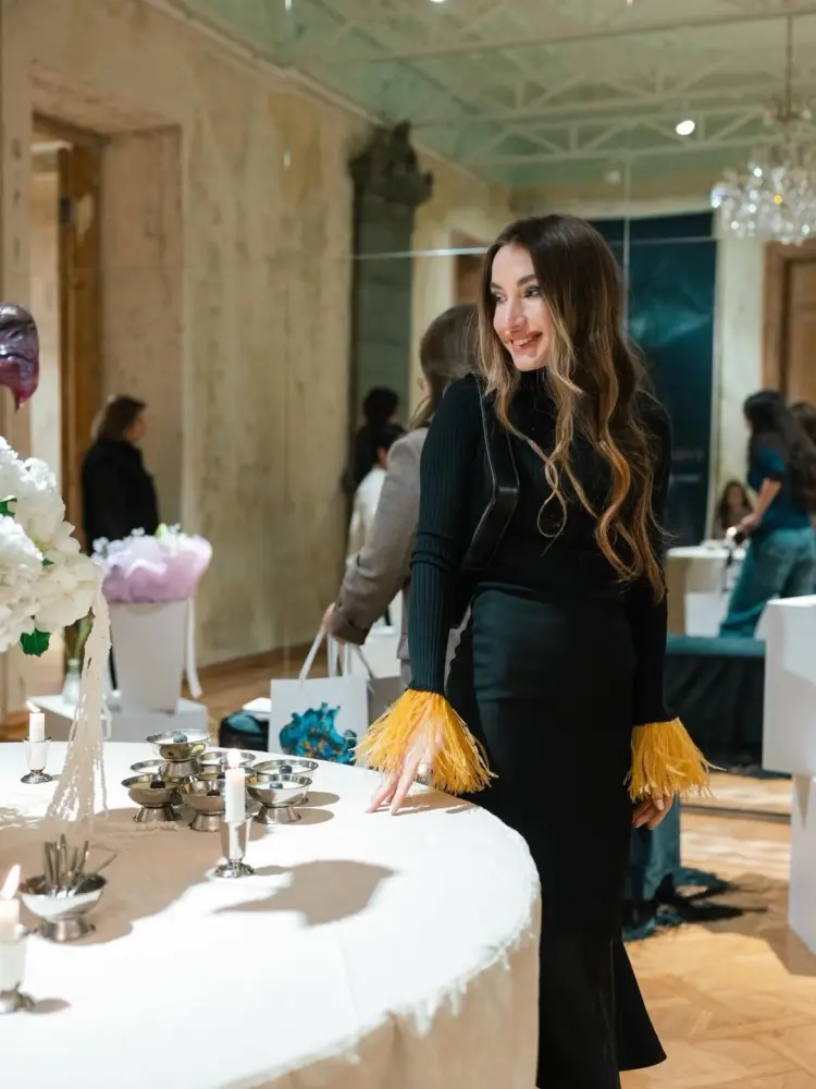 Prezidentin qızı və gəlini sərgidə - FOTOLAR