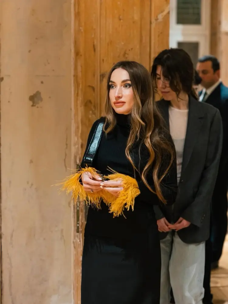 Prezidentin qızı və gəlini sərgidə - FOTOLAR