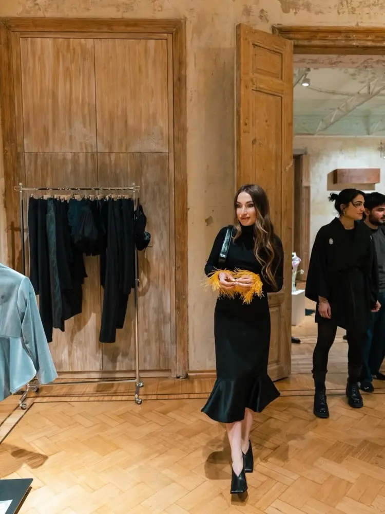 Prezidentin qızı və gəlini sərgidə - FOTOLAR