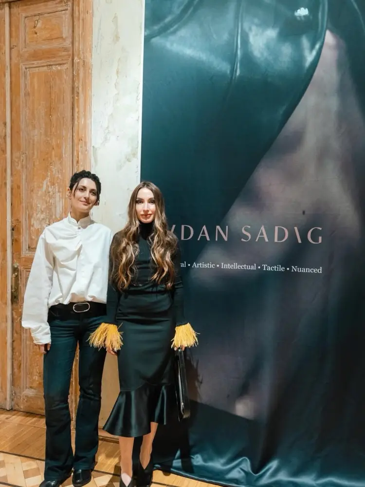 Prezidentin qızı və gəlini sərgidə - FOTOLAR