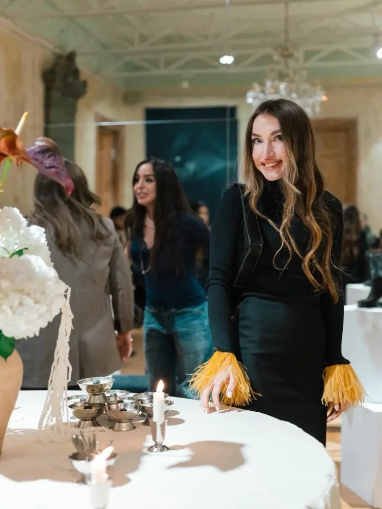 Prezidentin qızı və gəlini sərgidə - FOTOLAR