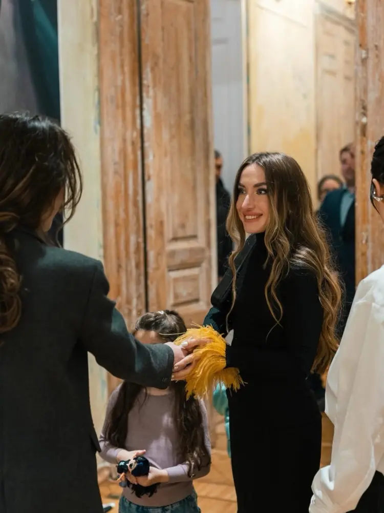 Prezidentin qızı və gəlini sərgidə - FOTOLAR