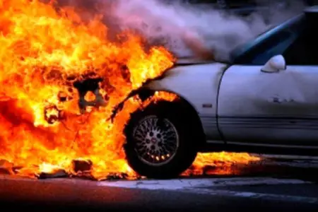 Sarayda minik avtomobili yandı