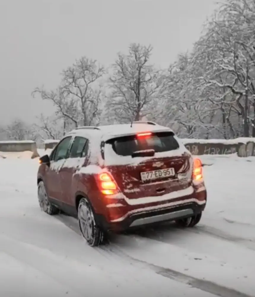 Zəfər yolu buz bağladı, FHN köməksiz qalanları belə xilas etdi – VİDEO