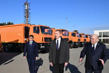 Prezident məişət tullantıları daşıyan texnikalarla tanış oldu - FOTOLAR