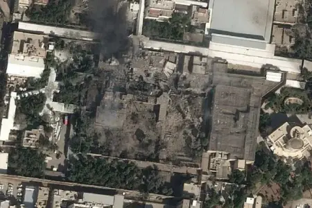 Xameneinin iqamətgahı belə vurulub - Video