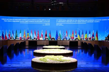 İlham Əliyev Bakıda keçirilən iclasda iştirak edir