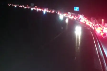 Yasamalda avtomobil yandı, yolda sıxlıq yarandı