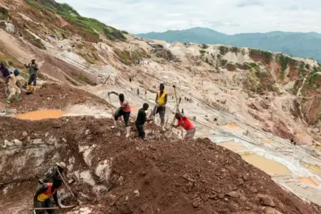 Konqoda torpaq sürüşməsi: 200-dən çox insan həyatını itirdi