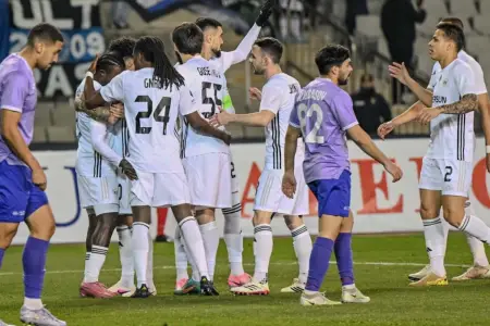 “Qarabağ” “Neftçi”nin rekordunu təkrarladı