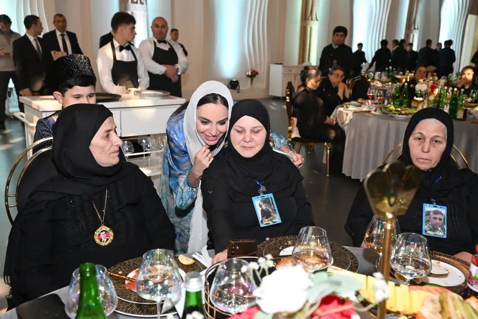 Leyla Əliyeva şəhid anaları ilə iftar süfrəsində – Fotolar