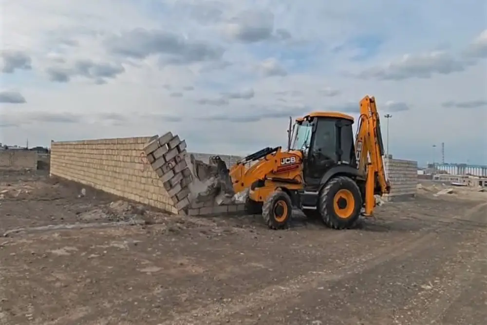 Gəncədə qanunsuz tikililər söküldü - VİDEO